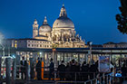 Wenecja. Przystań tramwajowa, w tle Basilica Santa Maria della Salute. - foto: wnieznane.pl Wenecja. Przystań tramwajowa, w tle Basilica Santa Maria della Salute. - foto: wnieznane.pl