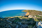 Gozo. Ramla Bay. Ciemny piasek pięknie kontrastuje z odcieniem morza i błękitem nieba. - foto: wnieznane.pl Gozo. Ramla Bay. Ciemny piasek pięknie kontrastuje z odcieniem morza i błękitem nieba. - foto: wnieznane.pl