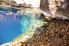 Gozo. Azure Window. Krystalicznie czysta woda pozwala dostrzec co się kryje w głębinach. - foto: wnieznane.pl Gozo. Azure Window. Krystalicznie czysta woda pozwala dostrzec co się kryje w głębinach. - foto: wnieznane.pl