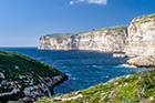 Gozo. Xlendi. Przepiękny ciąg klifów rozpościera się tuż przy wejściu do zatoki. - foto: wnieznane.pl Gozo. Xlendi. Przepiękny ciąg klifów rozpościera się tuż przy wejściu do zatoki. - foto: wnieznane.pl