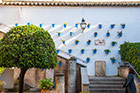 Kordoba. Donice z kwiatami na ścianach domów niedaleko Calleja de las Flores. - foto: wnieznane.pl Kordoba. Donice z kwiatami na ścianach domów niedaleko Calleja de las Flores. - foto: wnieznane.pl