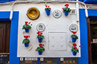 Kordoba. Donice z kwiatami na ścianach domów niedaleko Calleja de las Flores. - foto: wnieznane.pl Kordoba. Donice z kwiatami na ścianach domów niedaleko Calleja de las Flores. - foto: wnieznane.pl