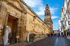 Kordoba. W okolicach katedry. W tle wieża katedralna. - foto: wnieznane.pl Kordoba. W okolicach katedry. W tle wieża katedralna. - foto: wnieznane.pl