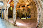 Kordoba. Wspaniałe wnętrze katedry w Kordobie, noszącej nazwę Mezquita. - foto: wnieznane.pl Kordoba. Wspaniałe wnętrze katedry w Kordobie, noszącej nazwę Mezquita. - foto: wnieznane.pl