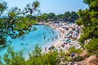 Thassos. Piaszczysta plaża Psili Ammos z przejrzystą błękitną wodą. - foto: wnieznane.pl Thassos. Piaszczysta plaża Psili Ammos z przejrzystą błękitną wodą. - foto: wnieznane.pl