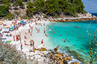 Thassos. Jedna z najpiękniejszych plaż na wyspie - Saliara (Marble Beach) z drobinkami białego marmuru zamiast piasku. - foto: wnieznane.pl Thassos. Jedna z najpiękniejszych plaż na wyspie - Saliara (Marble Beach) z drobinkami białego marmuru zamiast piasku. - foto: wnieznane.pl