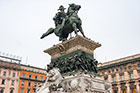 Mediolan. Pomnik Vittorio Emanuele II na placu katedralnym. - foto: wnieznane.pl Mediolan. Pomnik Vittorio Emanuele II na placu katedralnym. - foto: wnieznane.pl