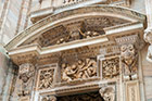 Mediolan. Pięknie zdobiona fasada katedry. - foto: wnieznane.pl Mediolan. Pięknie zdobiona fasada katedry. - foto: wnieznane.pl
