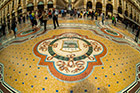 Mediolan. Mozaiki podłogowe we wnętrzu Gallerii Vittorio Emanuele II. - foto: wnieznane.pl Mediolan. Mozaiki podłogowe we wnętrzu Gallerii Vittorio Emanuele II. - foto: wnieznane.pl