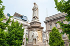Mediolan. Pomnik Leonarda da Vinci na Piazza della Scala. - foto: wnieznane.pl Mediolan. Pomnik Leonarda da Vinci na Piazza della Scala. - foto: wnieznane.pl