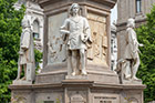 Mediolan. Pomnik Leonarda da Vinci na Piazza della Scala. - foto: wnieznane.pl Mediolan. Pomnik Leonarda da Vinci na Piazza della Scala. - foto: wnieznane.pl