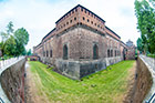 Mediolan. Fosa przy Castello Sforzesco. - foto: wnieznane.pl Mediolan. Fosa przy Castello Sforzesco. - foto: wnieznane.pl