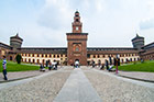 Mediolan. Na terenie Castello Sforzesco. - foto: wnieznane.pl Mediolan. Na terenie Castello Sforzesco. - foto: wnieznane.pl