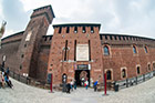 Mediolan. Wejście do Castello Sforzesco. - foto: wnieznane.pl Mediolan. Wejście do Castello Sforzesco. - foto: wnieznane.pl