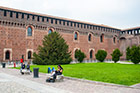 Mediolan. Na terenie Castello Sforzesco. - foto: wnieznane.pl Mediolan. Na terenie Castello Sforzesco. - foto: wnieznane.pl