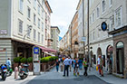 Salzburg. Słynny deptak Getridegasse z restauracjami i sklepami. - foto: wnieznane.pl Salzburg. Słynny deptak Getridegasse z restauracjami i sklepami. - foto: wnieznane.pl