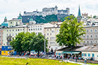 Salzburg. Widok znad rzeki na twierdzę Hohensalzburg. - foto: wnieznane.pl Salzburg. Widok znad rzeki na twierdzę Hohensalzburg. - foto: wnieznane.pl