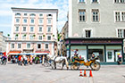 Salzburg. Przejażdżka dorożką po Alter Markt. - foto: wnieznane.pl Salzburg. Przejażdżka dorożką po Alter Markt. - foto: wnieznane.pl
