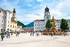 Salzburg. Rozległy Residenzplatz z zabytkowymi budynkami. - foto: wnieznane.pl Salzburg. Rozległy Residenzplatz z zabytkowymi budynkami. - foto: wnieznane.pl
