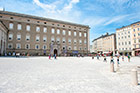 Salzburg. Rozległy Residenzplatz z zabytkowymi budynkami. - foto: wnieznane.pl Salzburg. Rozległy Residenzplatz z zabytkowymi budynkami. - foto: wnieznane.pl