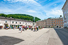 Salzburg. Mozartplatz z pomnikiem Mozarta. - foto: wnieznane.pl Salzburg. Mozartplatz z pomnikiem Mozarta. - foto: wnieznane.pl
