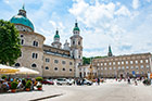 Salzburg. Rozległy Residenzplatz z zabytkowymi budynkami. - foto: wnieznane.pl Salzburg. Rozległy Residenzplatz z zabytkowymi budynkami. - foto: wnieznane.pl