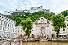 Salzburg. Fontanna na Residenzplatz. W tle Hohensalzburg. - foto: wnieznane.pl Salzburg. Fontanna na Residenzplatz. W tle Hohensalzburg. - foto: wnieznane.pl
