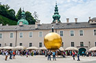 Salzburg. Stragany i turyści na Residenzplatz. - foto: wnieznane.pl Salzburg. Stragany i turyści na Residenzplatz. - foto: wnieznane.pl