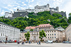 Salzburg. Widok z Residenzplatz na twierdzę Hohensalzburg. - foto: wnieznane.pl Salzburg. Widok z Residenzplatz na twierdzę Hohensalzburg. - foto: wnieznane.pl