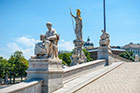 Wiedeń. Rzeźby przy budynku Parlamentu. - foto: wnieznane.pl Wiedeń. Rzeźby przy budynku Parlamentu. - foto: wnieznane.pl