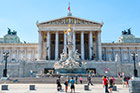 Wiedeń. Budynek Parlamentu i fontanna Pallas Atena. - foto: wnieznane.pl Wiedeń. Budynek Parlamentu i fontanna Pallas Atena. - foto: wnieznane.pl