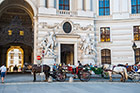 Wiedeń. Pałac Hofburg przy placu Michaelerplatz. - foto: wnieznane.pl Wiedeń. Pałac Hofburg przy placu Michaelerplatz. - foto: wnieznane.pl