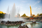 Wiedeń. Fontanna Hochstrahlbrunnen i Pomnik Bohaterów Armii Czerwonej. - foto: wnieznane.pl Wiedeń. Fontanna Hochstrahlbrunnen i Pomnik Bohaterów Armii Czerwonej. - foto: wnieznane.pl