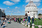Piza. Turyści na Piazza dei Miracoli. - foto: wnieznane.pl Piza. Turyści na Piazza dei Miracoli. - foto: wnieznane.pl