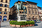 Florencja. Konny pomnik Kosmy I, księcia Toskanii na Piazza della Signoria. - foto: wnieznane.pl Florencja. Konny pomnik Kosmy I, księcia Toskanii na Piazza della Signoria. - foto: wnieznane.pl