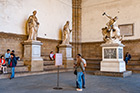 Florencja. Rzeźby w Loggia dei Lanzi. - foto: wnieznane.pl Florencja. Rzeźby w Loggia dei Lanzi. - foto: wnieznane.pl