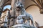 Florencja. Rzeźba lwa w Loggia dei Lanzi. - foto: wnieznane.pl Florencja. Rzeźba lwa w Loggia dei Lanzi. - foto: wnieznane.pl