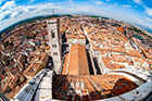 Florencja. Widok na miasto z kopuły Katery Santa Maria del Fiore. Z lewej Campanile di Giotto. - foto: wnieznane.pl Florencja. Widok na miasto z kopuły Katery Santa Maria del Fiore. Z lewej Campanile di Giotto. - foto: wnieznane.pl