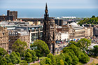 Edynburg. Widok na miasto z Zamku w Edynburgu (Edinburgh Castle). Na pierwszym planie Princes Street Gardens i Scott Monument. - foto: wnieznane.pl Edynburg. Widok na miasto z Zamku w Edynburgu (Edinburgh Castle). Na pierwszym planie Princes Street Gardens i Scott Monument. - foto: wnieznane.pl
