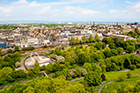 Edynburg. Widok na miasto z Zamku w Edynburgu (Edinburgh Castle). Na pierwszym planie Princes Street Gardens. - foto: wnieznane.pl Edynburg. Widok na miasto z Zamku w Edynburgu (Edinburgh Castle). Na pierwszym planie Princes Street Gardens. - foto: wnieznane.pl
