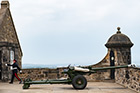 Edynburg. Na terenie Zamku w Edynburgu (Edinburgh Castle) - 1 O'clock Gun. - foto: wnieznane.pl Edynburg. Na terenie Zamku w Edynburgu (Edinburgh Castle) - 1 O'clock Gun. - foto: wnieznane.pl