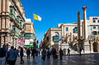 Malta, Valetta. Deptak i plac w centrum miasta. - foto: wnieznane.pl Malta, Valetta. Deptak i plac w centrum miasta. - foto: wnieznane.pl