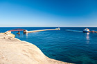 Malta. Valletta. Latarnia przy wyjściu z portu i most Breakwater. - foto: wnieznane.pl Malta. Valletta. Latarnia przy wyjściu z portu i most Breakwater. - foto: wnieznane.pl