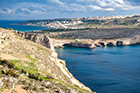 Malta. Widok z klifu Triq Tad-Dahar niedaleko miejscowości Mellieha. - foto: wnieznane.pl Malta. Widok z klifu Triq Tad-Dahar niedaleko miejscowości Mellieha. - foto: wnieznane.pl