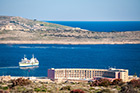 Malta. Okolice miejscowości Mellieha, dalej statek płynący na Gozo i wyspa Comino. - foto: wnieznane.pl Malta. Okolice miejscowości Mellieha, dalej statek płynący na Gozo i wyspa Comino. - foto: wnieznane.pl