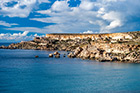 Malta. Klif w okolicy Ghajn Tuffieha. - foto: wnieznane.pl Malta. Klif w okolicy Ghajn Tuffieha. - foto: wnieznane.pl
