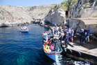 Malta. Łódki zabierają turystów do Blue Grotto. - foto: wnieznane.pl Malta. Łódki zabierają turystów do Blue Grotto. - foto: wnieznane.pl