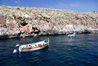 Malta. Łódki, które zabierają turystów do Blue Grotto. - foto: wnieznane.pl Malta. Łódki, które zabierają turystów do Blue Grotto. - foto: wnieznane.pl