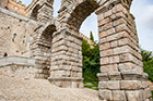 Segowia. Wejście na taras widokowy przy akwedukcie. - foto: wnieznane.pl Segowia. Wejście na taras widokowy przy akwedukcie. - foto: wnieznane.pl