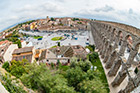 Segowia. Rzut okiem na miasto i akwedukt z tarasu widokowego. - foto: wnieznane.pl Segowia. Rzut okiem na miasto i akwedukt z tarasu widokowego. - foto: wnieznane.pl